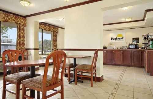 Tillmans Corner Hotel | Days Inn & Suites by Wyndham Mobile