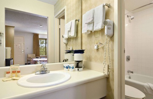 Tillmans Corner Hotel | Days Inn & Suites by Wyndham Mobile