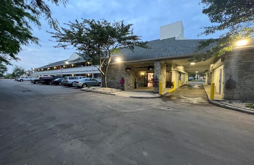 Monroe Hotel | Days Inn & Suites by Wyndham Monroe