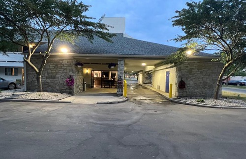 Monroe Hotel | Days Inn & Suites by Wyndham Monroe