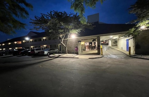 Monroe Hotel | Days Inn & Suites by Wyndham Monroe