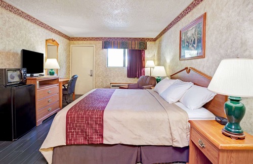 Monroe Hotel | Days Inn & Suites by Wyndham Monroe