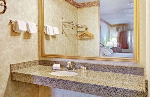 Monroe Hotel | Days Inn & Suites by Wyndham Monroe