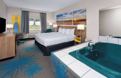 Morris Hotel | Days Inn & Suites by Wyndham Morris/I-80