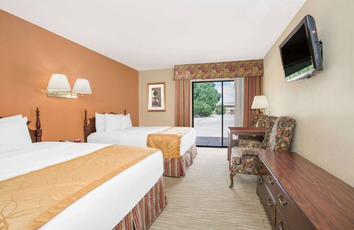 Gallup Hotel | Days Inn & Suites by Wyndham Red Rock-Gallup