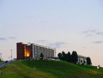 Sutton Hotel | Days Inn & Suites by Wyndham Sutton Flatwoods