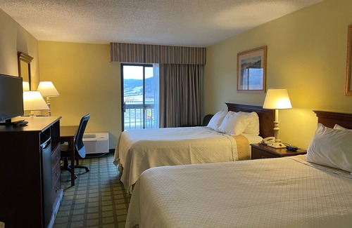 Sutton Hotel | Days Inn & Suites by Wyndham Sutton Flatwoods