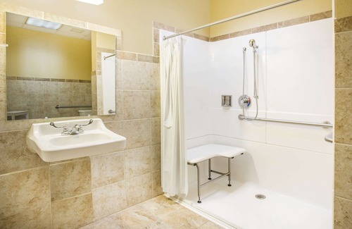 Sutton Hotel | Days Inn & Suites by Wyndham Sutton Flatwoods