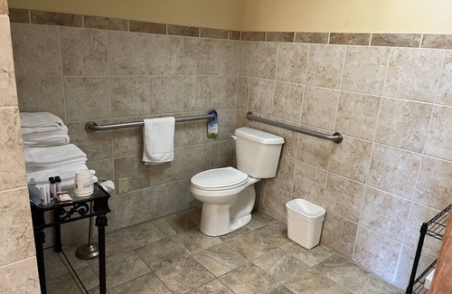 Sutton Hotel | Days Inn & Suites by Wyndham Sutton Flatwoods