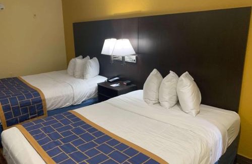 Pinecrest West Park Hotel | Days Inn & Suites by Wyndham Tampa/Raymond James Stadium