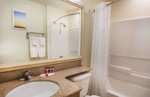 Antioch Hotel | Days Inn & Suites by Wyndham Antioch