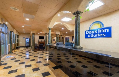 Clovis Hotel | Days Inn & Suites by Wyndham Clovis
