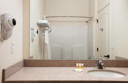 Columbus Hotel | Days Inn & Suites by Wyndham Columbus NE