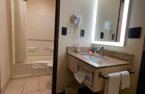 Kaukauna Hotel | Days Inn & Suites by Wyndham Kaukauna WI
