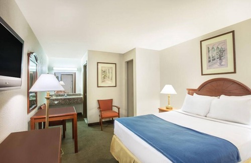 Laurel Hotel | Days Inn & Suites by Wyndham Laurel Near Fort Meade