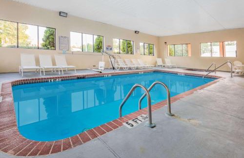 Peachtree Corners Hotel | Days Inn & Suites by Wyndham Peachtree Corners Norcross