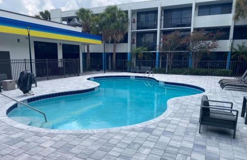 Orlando Hotel | Days Inn & Suites by Wyndham Orlando Airport