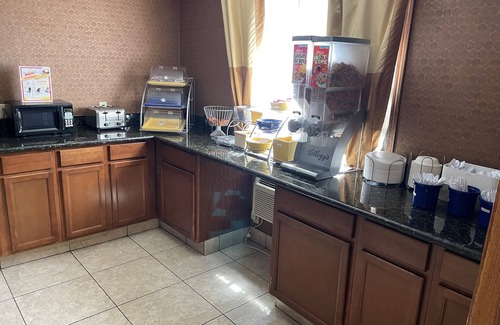 Waterloo Hotel | Days Inn & Suites by Wyndham Waterloo