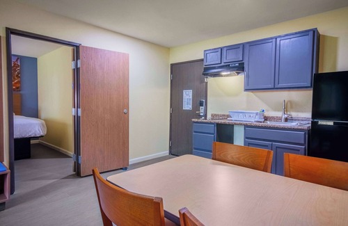 Waterloo Hotel | Days Inn & Suites by Wyndham Waterloo