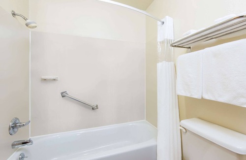 Wichita Hotel | Days Inn & Suites by Wyndham Wichita