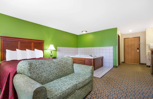 Wichita Hotel | Days Inn & Suites by Wyndham Wichita