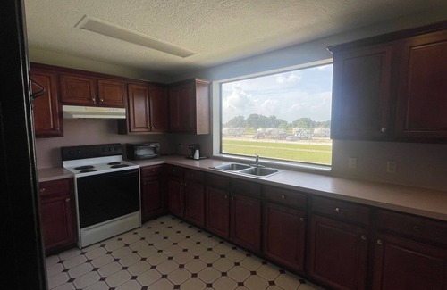Winnie Hotel | Days Inn & Suites by Wyndham Winnie