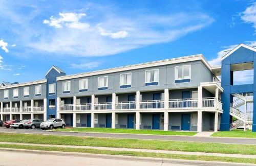 Warren Hotel | Days Inn & Suites by Wyndham Warren