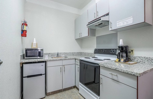 Webster Hotel | Days Inn & Suites by Wyndham Webster NASA-ClearLake-Houston