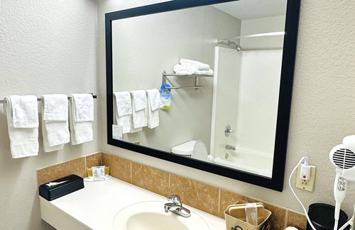 Wynne Hotel | Days Inn & Suites by Wyndham Wynne