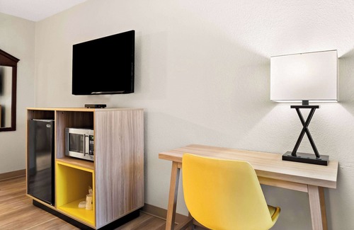 Warren Hotel | Days Inn & Suites by Wyndham Warren