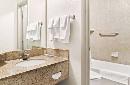 Warren Hotel | Days Inn & Suites by Wyndham Warren