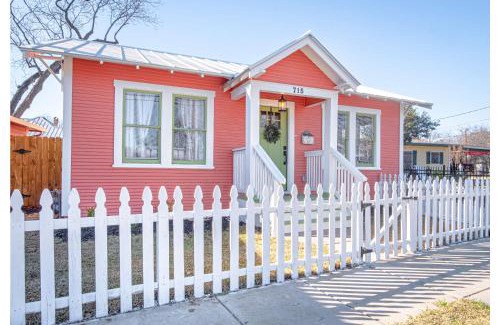 Southtown House | Dazzling 3 BR2 BA Home Near Downtown Tower Americas