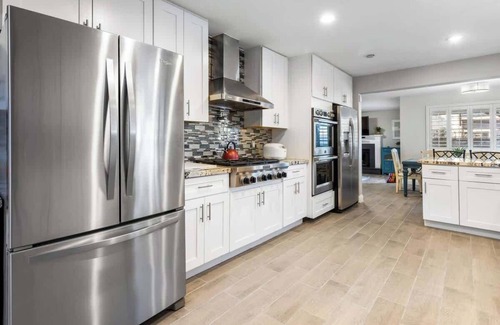 Spring Valley House | Dazzling 5 BR- 5 miles to LV Strip w Pool