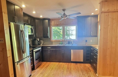 Beaconia Cottage | Dazzling Gull Lake Cabin + Lakefront + 4 Bdr + Hot Tub(200)