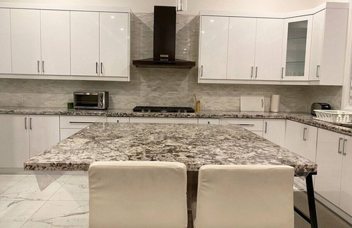 Pickering House | Dazzling Modern Home Next to Beach & Go Station