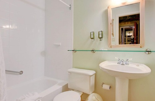Georgina Apartment | Dazzling waterfront suite at Jackson point (Lakeside)