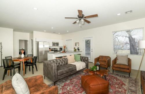 Wichita House | Dazzling West Side 3BR 2BA - Coffee - SmrtTV WIFI