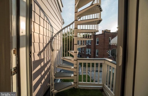 Mount Pleasant House | DC Rowhome + HUGE Roofdeck & Parking ✲ 4br - 3.5ba