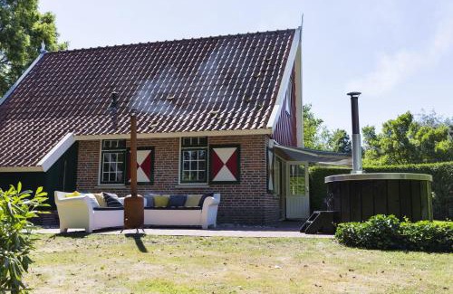 Lievelde House | De Brittenburg 4-persoons, finse sauna, hottub, sunshower, grote zonnige omheinde tuin, wifi en huisdier vriendelijk