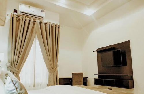 Enugu Hotel | De Bullion Hotels and Suites