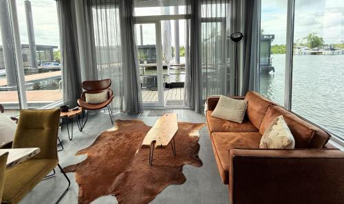 Montfort Boat Rental | De Maasterp - Woonboot 2