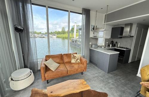 Montfort Boat Rental | De Maasterp - Woonboot 2