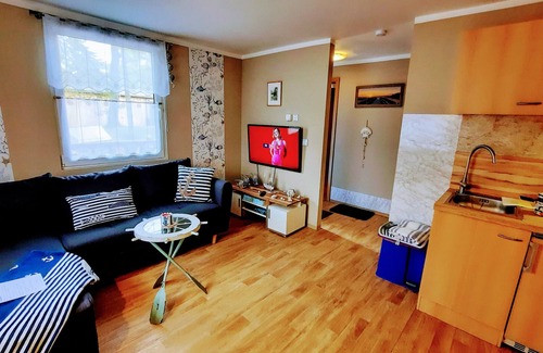 Bakenberg House | Holiday Home 'Ferienhaus Rosi' with Private Terrace, Shared Garden and Wi-Fi
