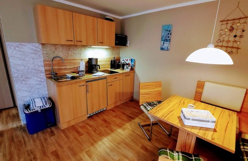 Bakenberg House | Holiday Home 'Ferienhaus Rosi' with Private Terrace, Shared Garden and Wi-Fi