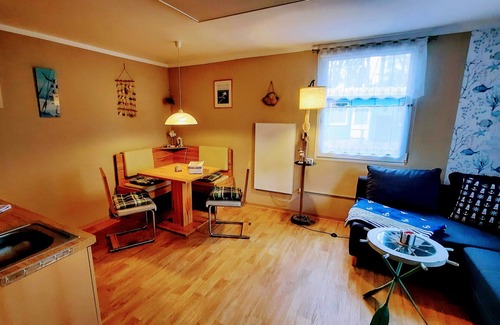 Bakenberg House | Holiday Home 'Ferienhaus Rosi' with Private Terrace, Shared Garden and Wi-Fi