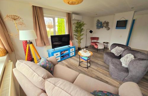 Sint-Annaland Ski Chalet | De Poort van Zeeland aan het water met jacuzzi