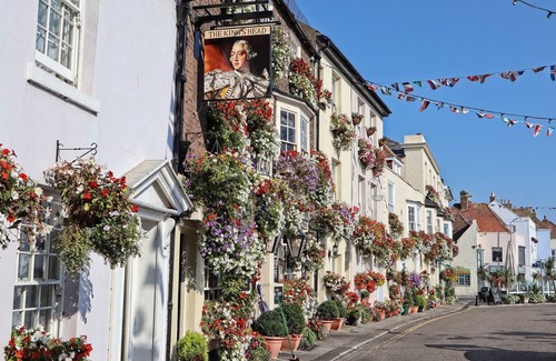 Deal House | Deal Town centre holiday home in quiet part of High Street with parking