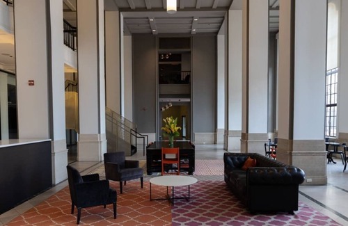 East Hyde Park Apartment | Debonair HP 1BR with Fast Transit to UChicago