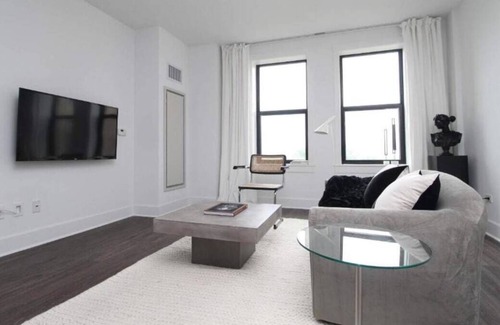 East Hyde Park Apartment | Debonair HP 1BR with Fast Transit to UChicago