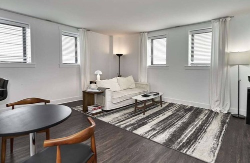 East Hyde Park Apartment | Debonair HP Studio with Lake View by Zencity